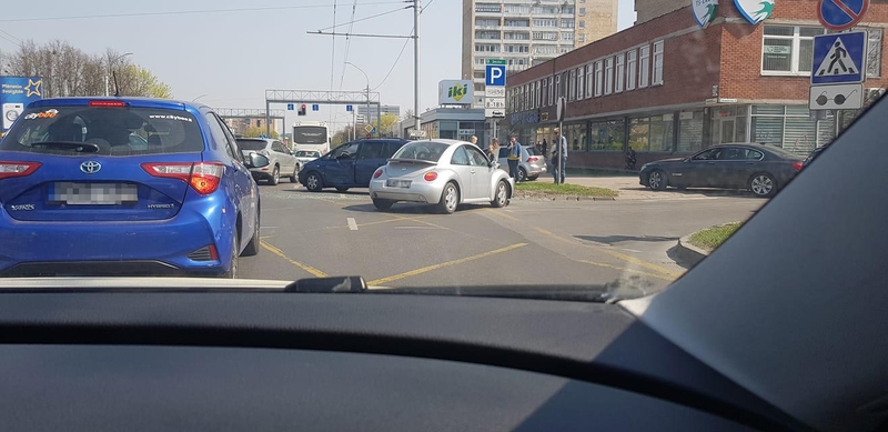 Po avarijos Savanorių prospekte vairuotoją ištiko šokas