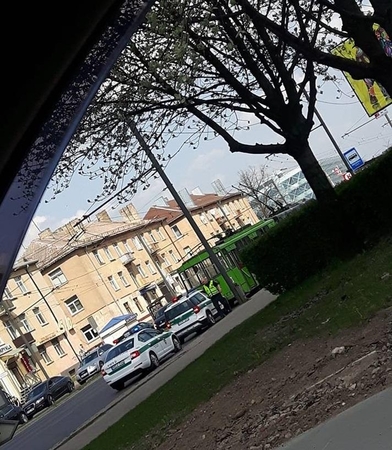 Kaune per troleibusų avariją nukentėjo trys moterys, vienai lūžo ranka