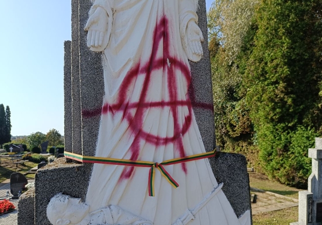 Kėdainiuose raudonais dažais apipaišytas paminklas už Lietuvos laisvę žuvusiems kariams