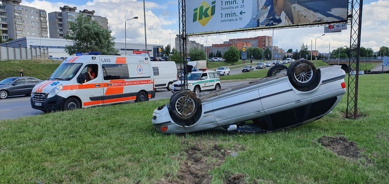 Per avariją Šilainiuose BMW apvirto ant stogo, vairuotojas ligoninėje