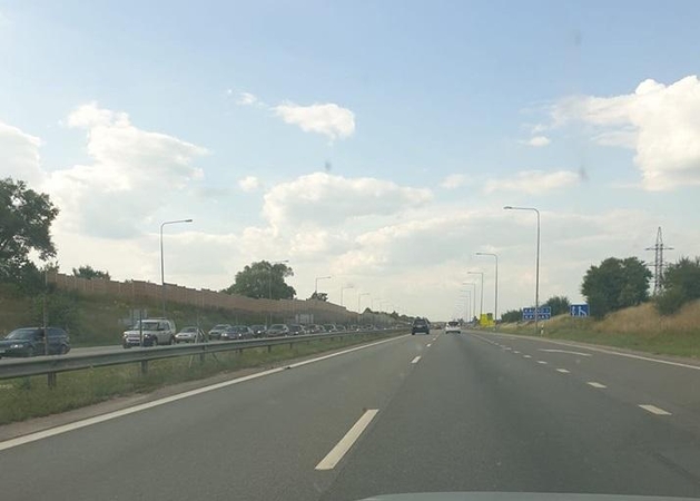 Vykstantiems iš pajūrio į Kauną teks apsišarvuoti kantrybe: nusidriekė spūstys