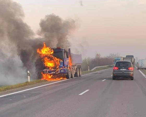 Kelyje „Via Baltica“ sunkvežimis virto ugnies fakelu