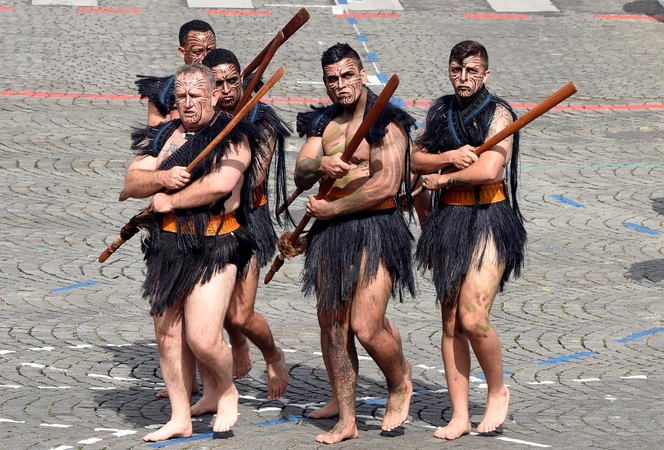 Bastilijos paėmimo dienos parade žygiavo ir basakojai maoriai