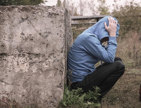 Priklausomybių pančiai: kaip padėti artimajam?