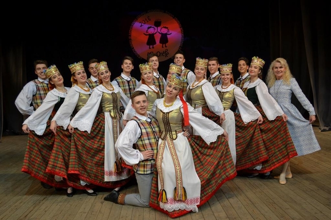 Prienuose moksleiviai sukosi liaudiškų šokių sūkuryje