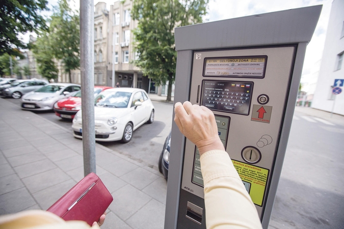 Pasirinkimas: už automobilių stovėjimą galima sumokėti išmaniuoju telefonu naudojant specialią programėlę, siųnčiant SMS žinutę, mokant grynaisiais ar banko kortele.	