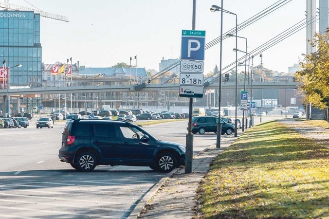Pokyčiai atsirado vidurdienį: ryte parkavimas nemokamas, popiet – jau brangioji zona