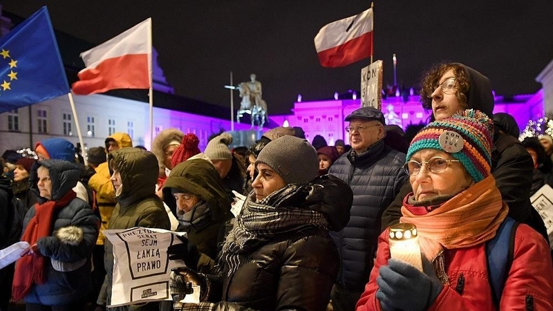 ES ėmėsi beprecedenčio žingsnio prieš Lenkiją 