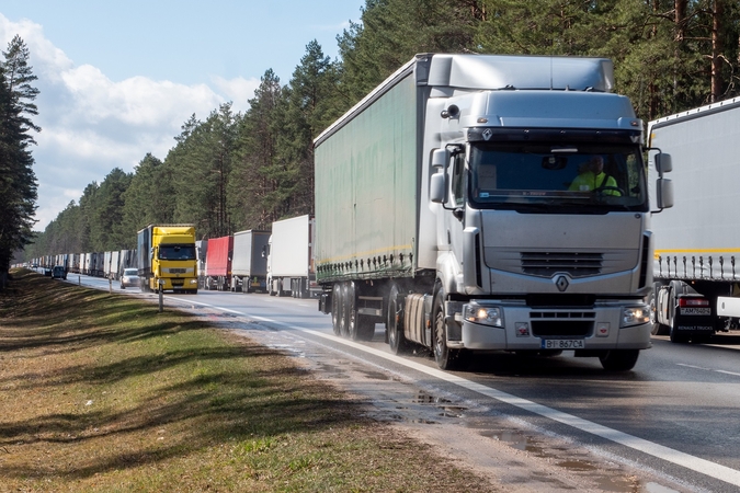 Vežėjai: dėl griežtinamos kontrolės pasienyje vėl gali dvigubėti vilkikų eilės