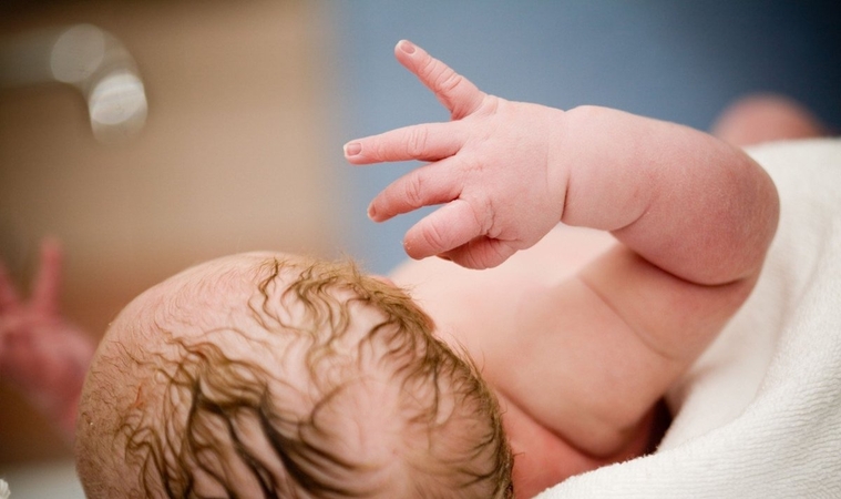 Į iškvietimą atvykę sostinės medikai išvydo kraupų vaizdą: tualete – negyvas naujagimis