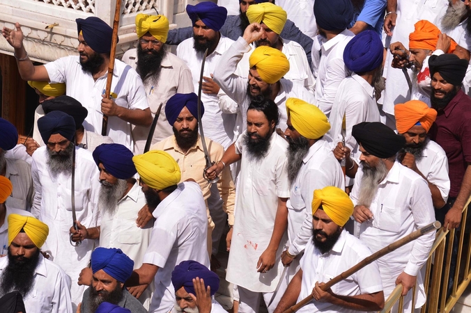 Britanijos sikhų šventykloje suimta dešimtys protestuotojų