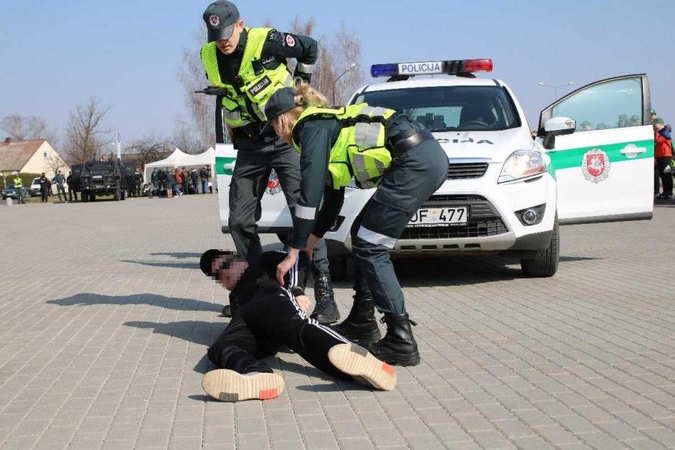 Sulaikomas girtas jonavietis apspardė pareigūnus