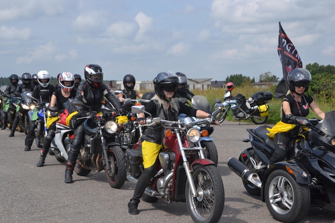 Vėjų laumės orą skrodžia motociklais