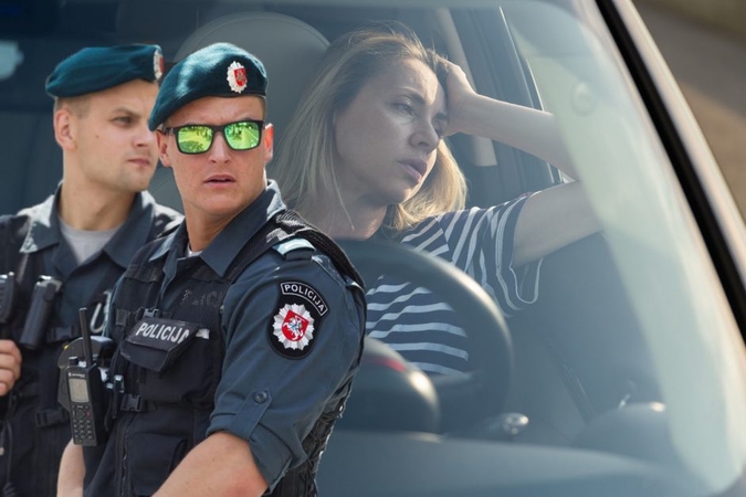 Vidury baltos dienos girta BMW vairuotoja sukėlė avariją: pasprukti nuo policijos nepavyko