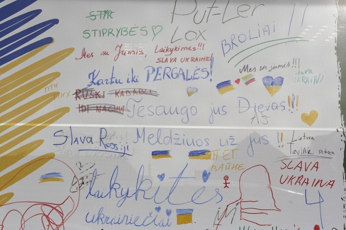 V. Putino gerbėjai neištvėrė: suviliojo palinkėjimų lenta, skirta Ukrainai