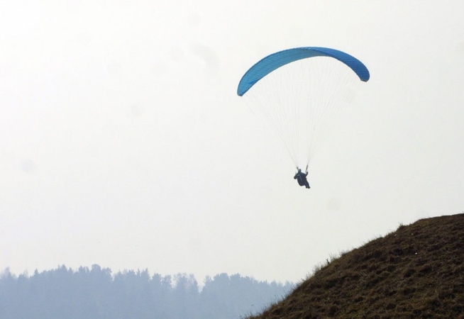 Nelaimė prie Išlaužo: nukrito parasparnis, sužalotas pilotas – ligoninėje