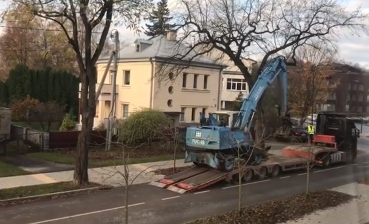 Nuo suniokotos tarpukario vilos pagaliau patraukta sunkioji technika (vaizdo įrašas)