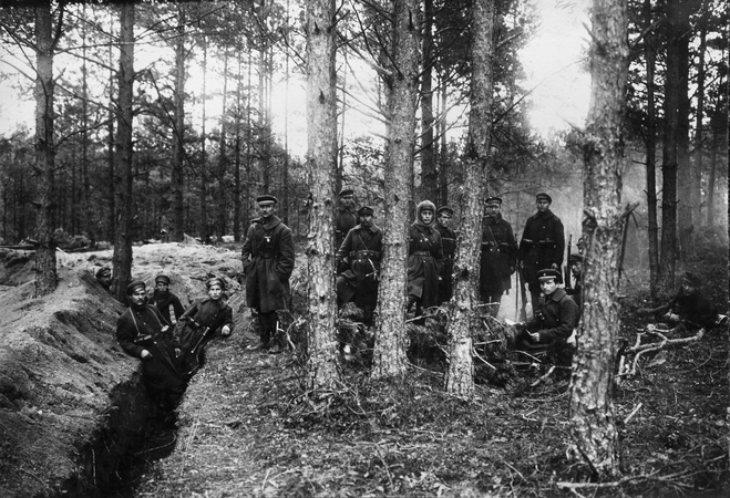 1920: Lietuvos kariuomenės 5-ojo pulko 3-ios kuopos kareiviai ir karininkai apkasuose miške prie fronto linijos su lenkais.