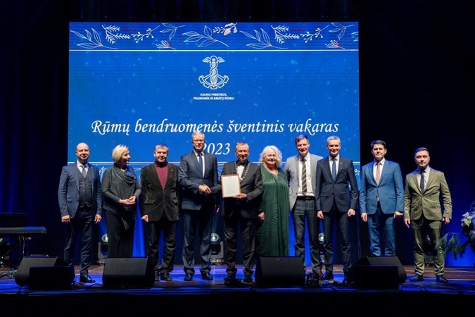 Dėmesys: pasveikinti verslo atstovų atvyko (iš kairės) Seimo nariai A. Veryga, L. Mogenienė, V. Rakutis, A. Kupčinskas, KPPAR prezidentas Z. Dargevičius, KPPAR generalinė direktorė O. Grigienė, K. Mažeika, J. Urbanavičius, T. Bičiūnas, M. Matijošaitis.