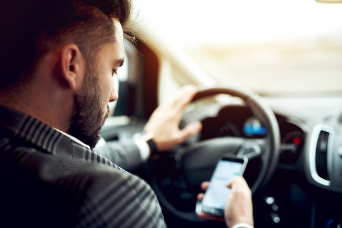 Už telefoną rankose nubausta beveik 26 tūkst. vairuotojų: policija ragina „nežvairuoti“