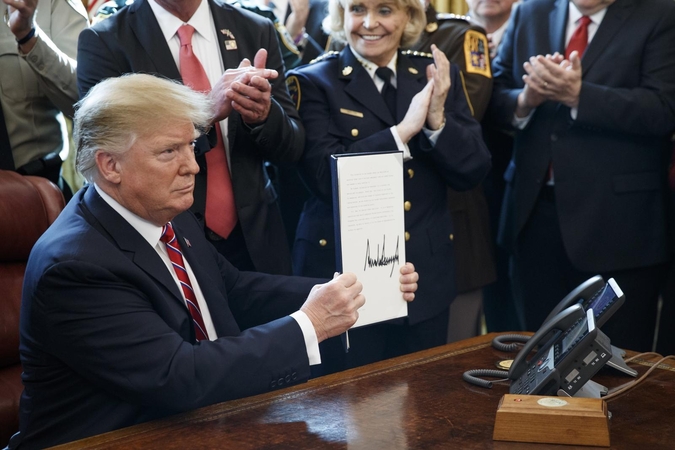 D. Trumpas pirmąkart paskelbė veto, kad skirtų finansavimą sienai su Meksika