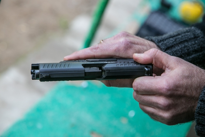 Apie kelyje pavogtą kuprinę su ginklu pareigūnams pranešė tik po dviejų savaičių