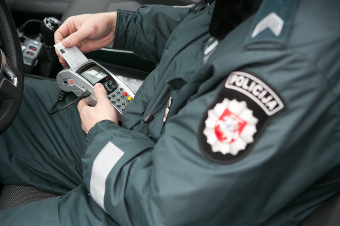 Susikirto dėl baudų skyrimo termino: būna, kad vairuotojas po dviejų metų gauna 15 protokolų