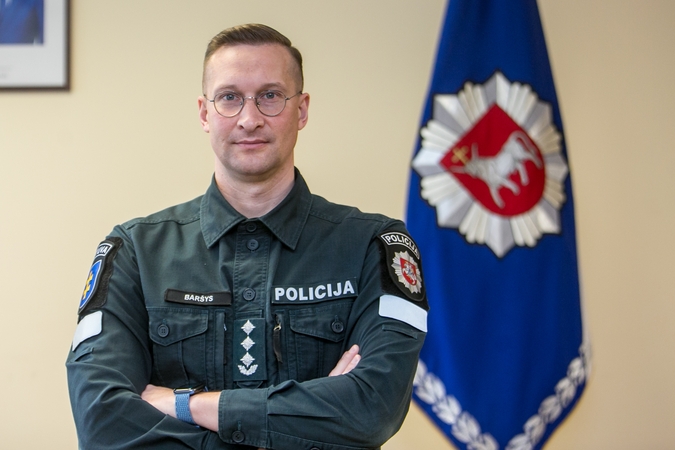 Karjera: prieš pradėdamas dirbti policijoje su bendramoksliais iš Kauno policijos fakulteto Kauno gatvėse patruliavęs M.Baršys tarnybos dvidešimtmetį sutiks eidamas Kauno apskrities policijos vadovo pareigas.