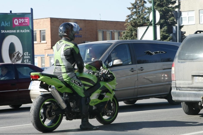 Kolegoms įkliuvo pusamžis policininkas, ant savo BMW motociklo sėdęs neblaivus