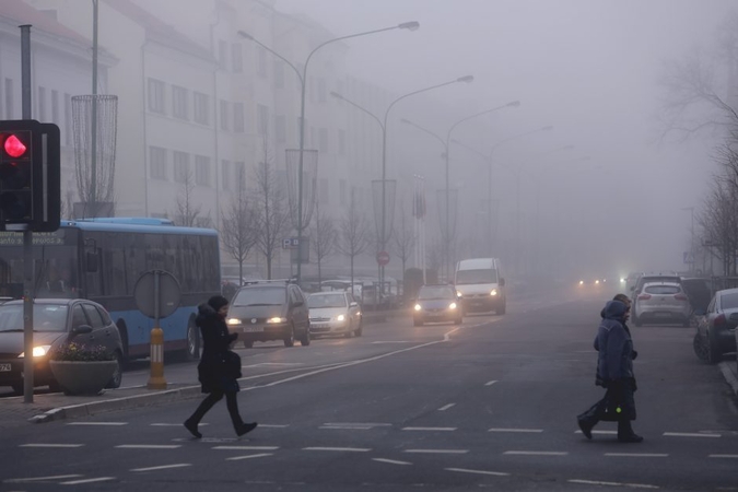 Vairuokite atsargiai: vietomis eismo sąlygas sunkina rūkas