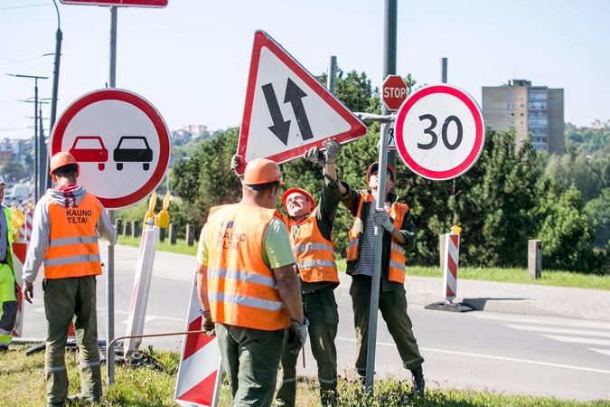 Kelininkai piktus vairuotojus „užmušinėja“ mandagumu