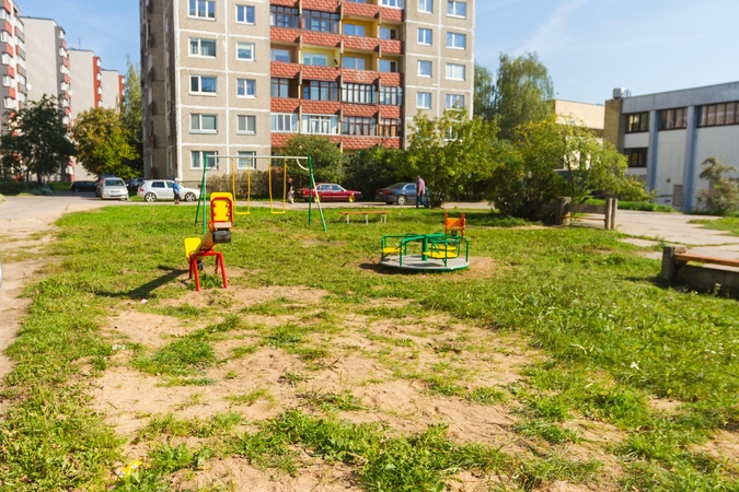 Užkliuvo vaikų žaidimo aikštelė: aplink šiukšlių konteinerius netvarkos mažiau