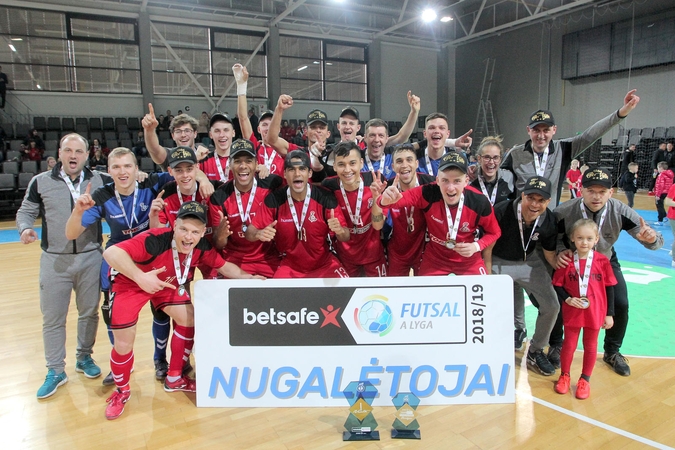 Hegemonija: "Vyčio" komanda – trečiąkart paeiliui Lietuvos salės futbolo čempionė.