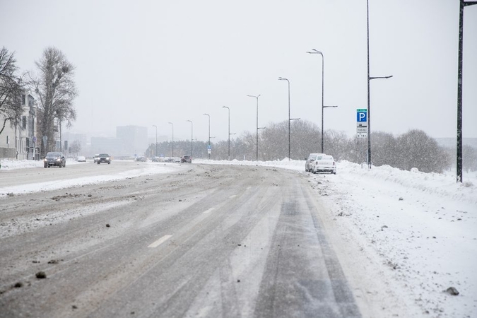 Kelininkai siunčia žinią vairuotojams: būkite budrūs – eismo sąlygas sunkina snygis