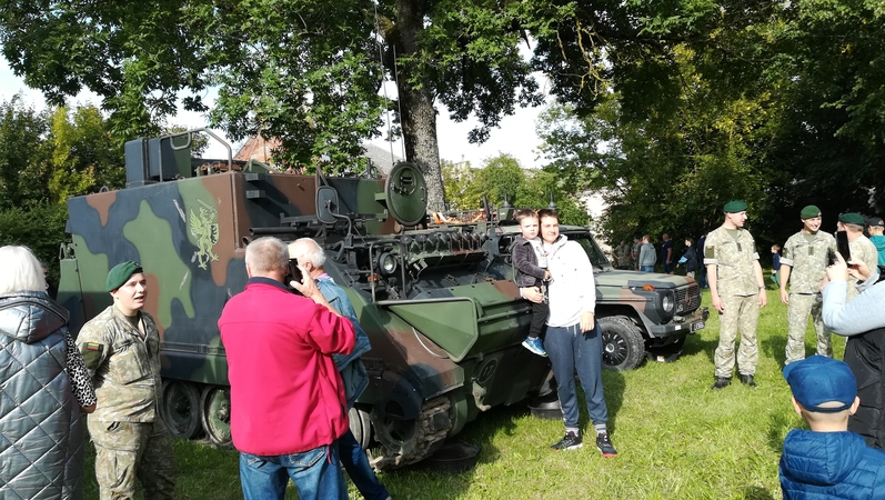 Paupių bendruomenė vėl drauge lydėjo vasarą: linksma muzika, kaimynų susitikimai ir karinė technika
