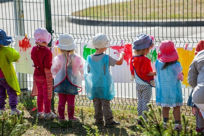 Darželinukų tėvai stveriasi už galvų: kur dėti vaikus, kai neliko pailgintų grupių?