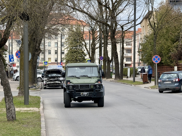 Klinikų prieigose mama, vežusi mažylį, susidūrė su kariškių transportu