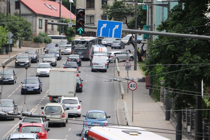 Eismo nelaimė spūstyje įkalino Parodos kalnu kylančius vairuotojus