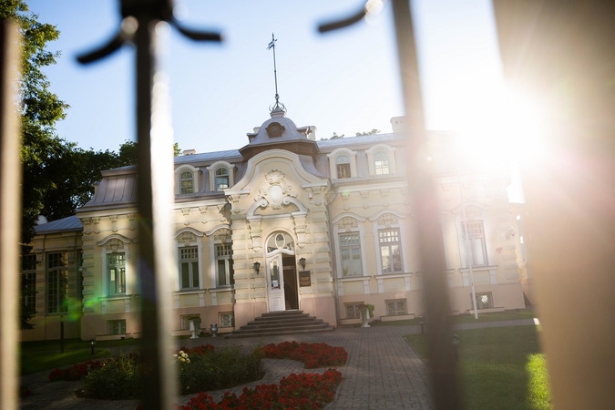 Vilniuje į Baltarusijos ambasados teritoriją įmesta deganti kapų žvakė 