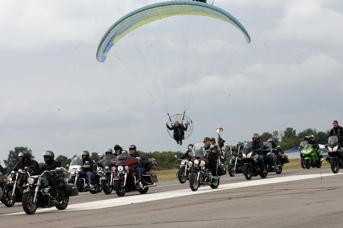 Šeštadienis Kaune – su dvigubu trenksmu: gatvėse riaumojo motociklai, padangę raižė aviacijos asai