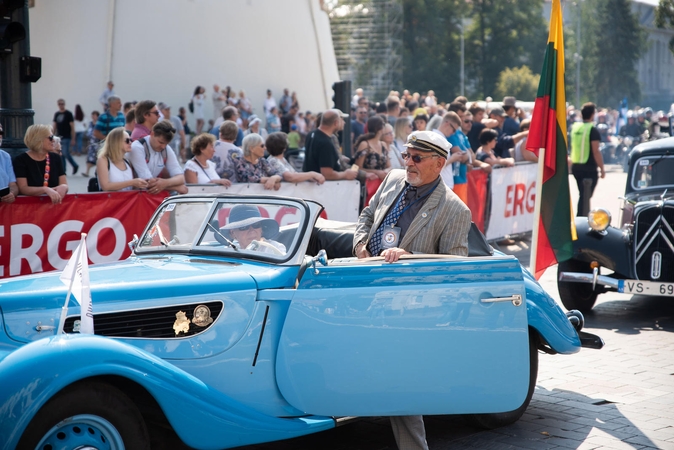 Iš Vilniaus išlydėti istoriniai Baltijos kelią menantys automobiliai
