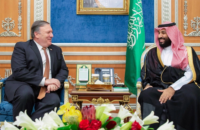 M. Pompeo (kairėje) ir Saudo Arabijos sosto įpėdinis M. bin Salmanas (dešinėje) 