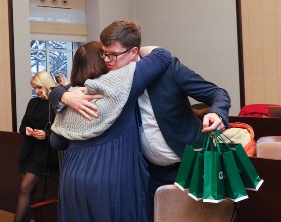Tris savaites ministerijoje praleidusių mokytojų išleistuvės – su dovanomis