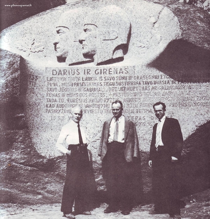 Pagarba: intelektualai (iš kairės) Petras Rimša, B.Pundzius, Juozas Keliuotis 1943-ųjų rugpjūtį prie Puntuko, kuriame iškalti S.Dariaus ir S.Girėno atminties ženklai.