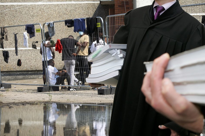 Teisininkų, dirbsiančių su nelegalia migracija, atlyginimas sieks vos 760 eurų?