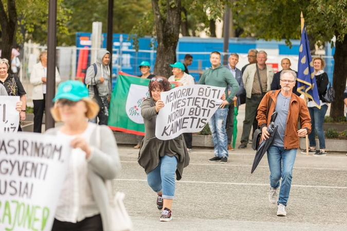 Piketuotojai prie savivaldybės: nenorime būti miestiečiais, norime būti kaimiečiais 