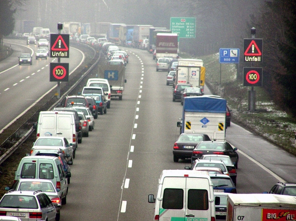 Tvarka: Vokietijoje susidarius eismo spūsčiai greitkelyje privaloma palikti laisvą kelią specialiosioms tarnyboms pravažiuoti.
