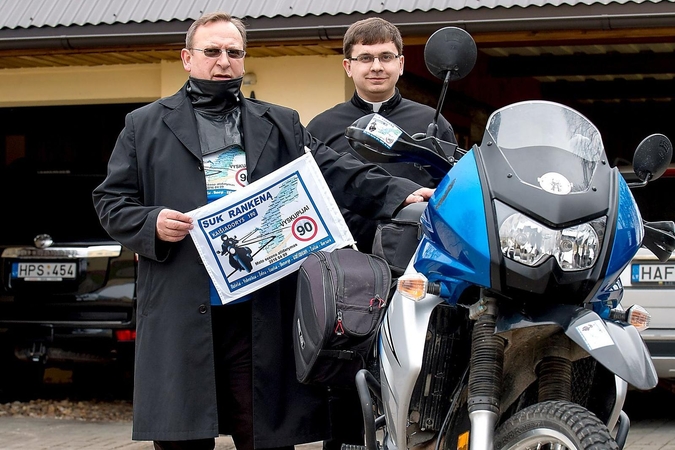 Baikeriai: ant motociklo galima išvysti ne tik straipsnio herojų Egidijų Kazlauską, bet ir jo dėdę – Kęstutį Kazlauską.