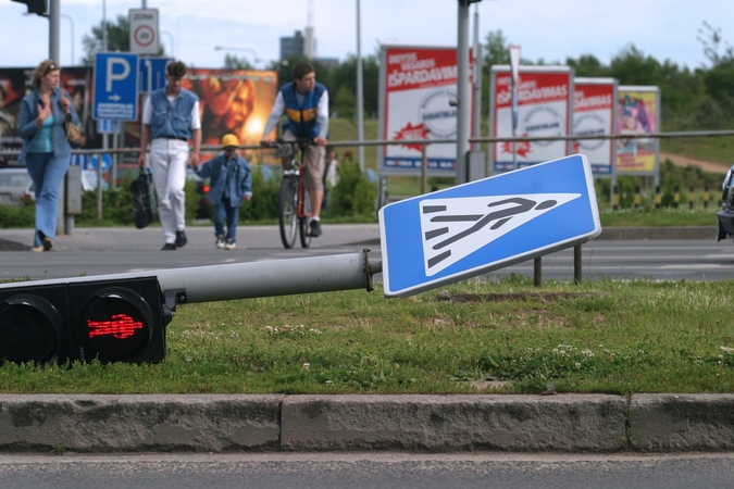 Visiškai girto vairuotojo kelionę Kaune sustabdė kelio ženklas