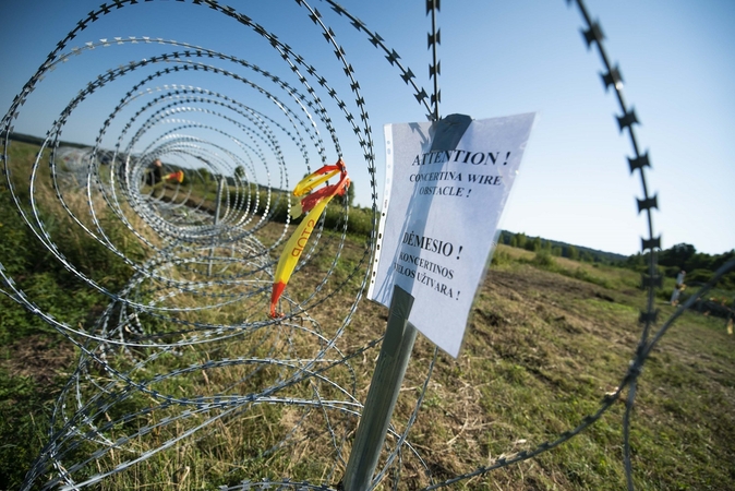 Nusistebėjo, kaip paprasta migrantams peržengti sieną: tėra keli kilometrai tvoros ir jokių kamerų